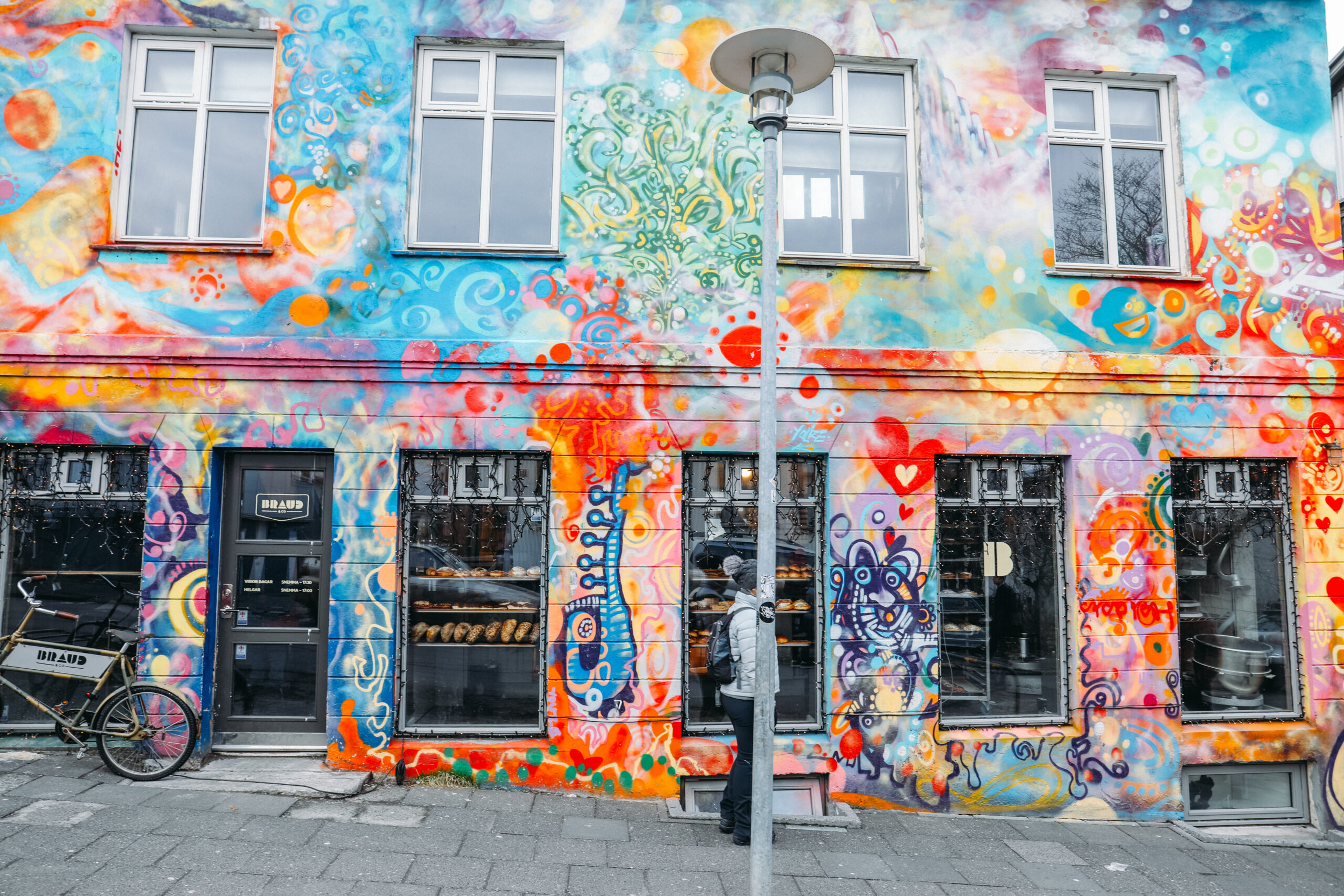 Auf deiner Städtereise in Reykjavik findest du wunderschöne Kunst an jeder Ecke.