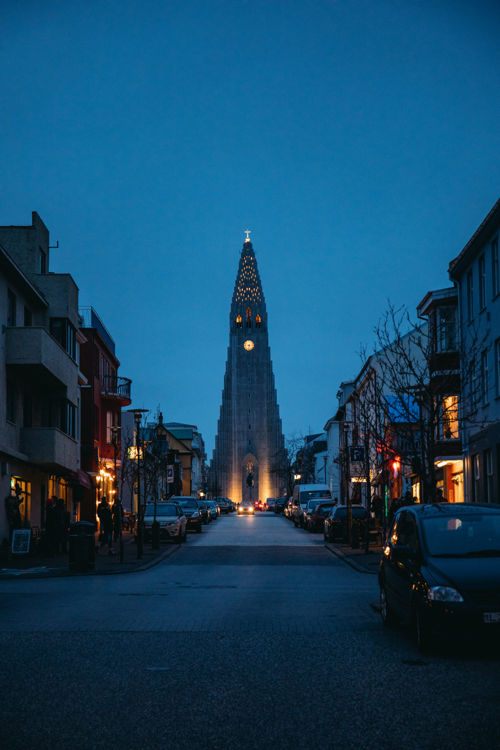 Die Hallgrimskirkja ist wacht in all ihrer Größe über Reykjavik.