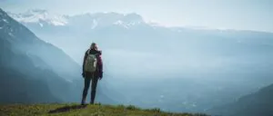 Wanderrucksack Tipps: Frau genießt den Ausblick beim Wandern