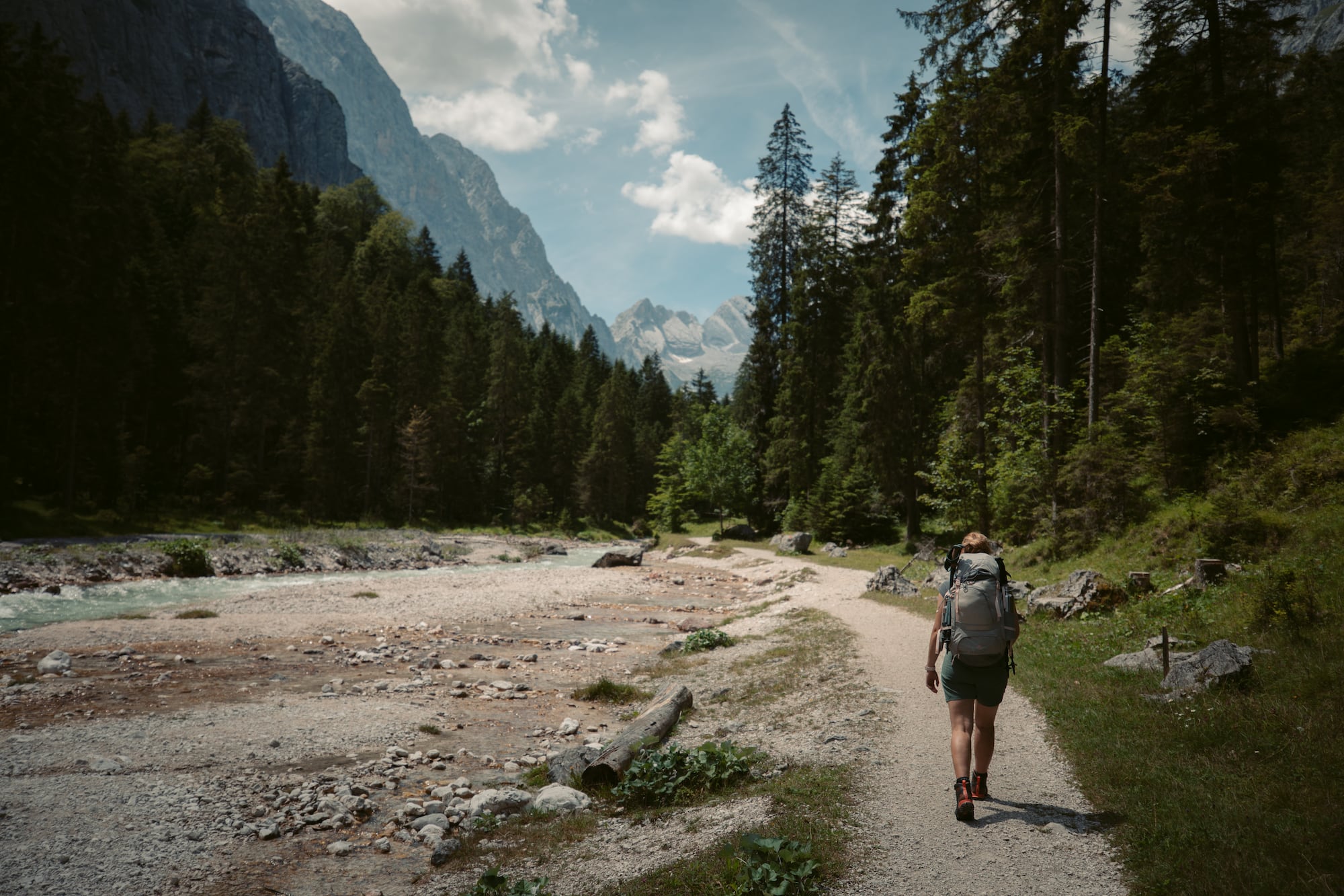 Wanderschuhe Tipps: Wanderer unterwegs zur Zugspitze