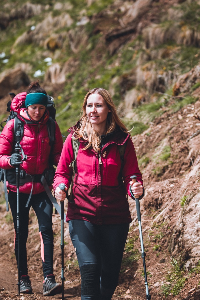 Bergsteigen mit Unterstützung: Wanderer mit Trekkingstock
