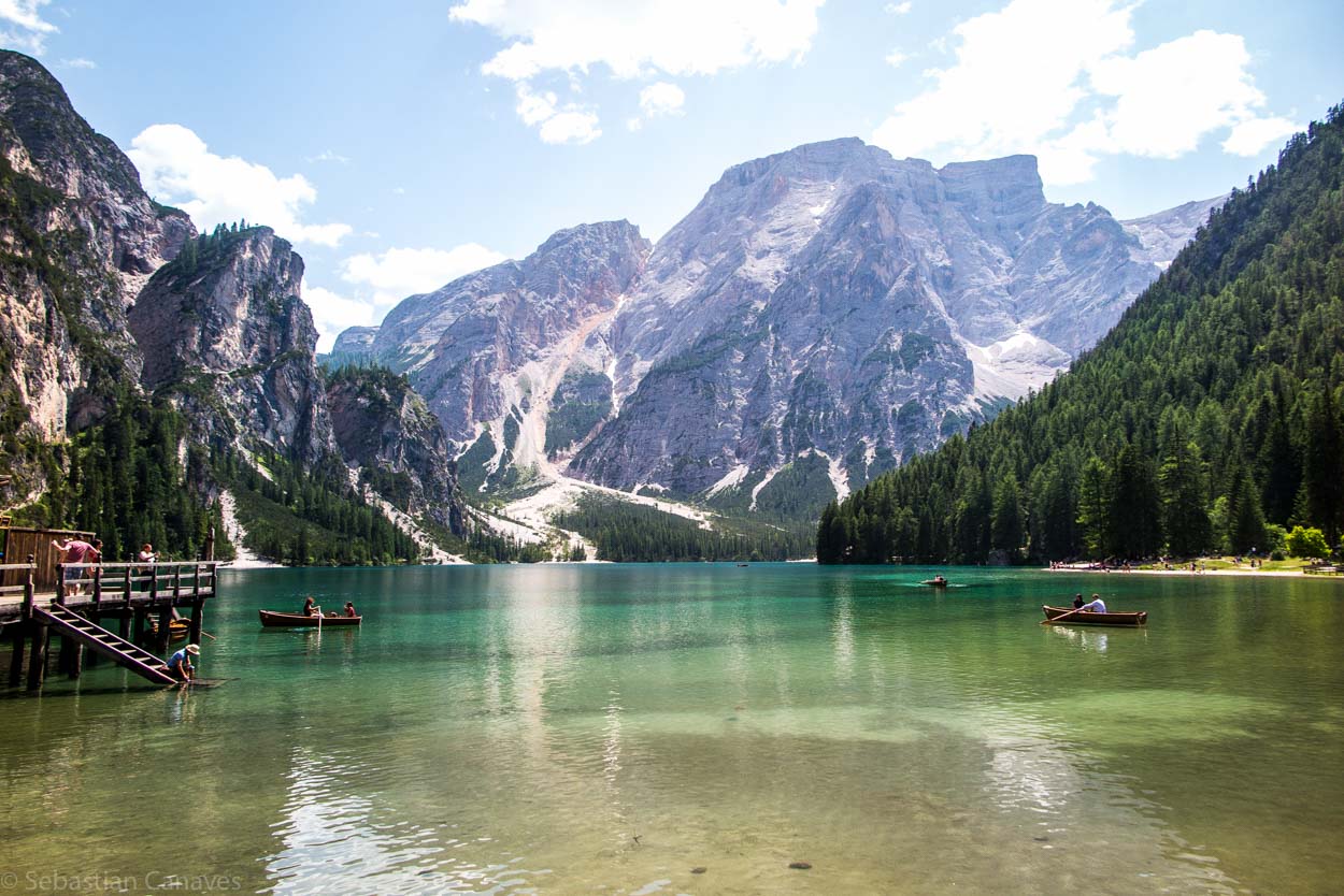 Erschwingliche Urlaubsorte: Blick auf einen See mit Bergen im Hintergrund in Südtirol
