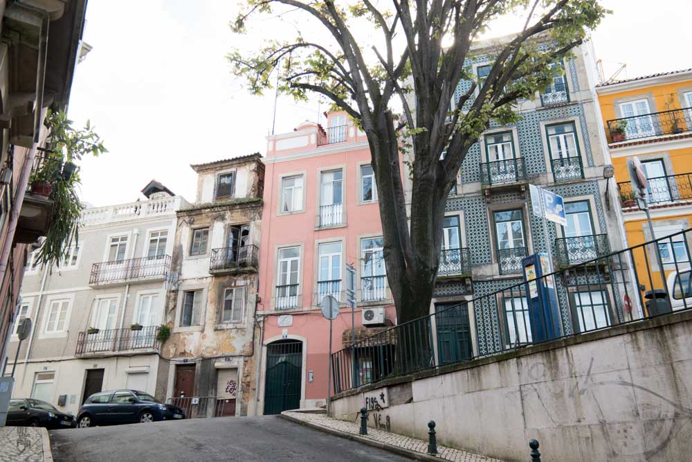 Günstige Städtetrip: Blick auf Häuserzeile in Lissabon