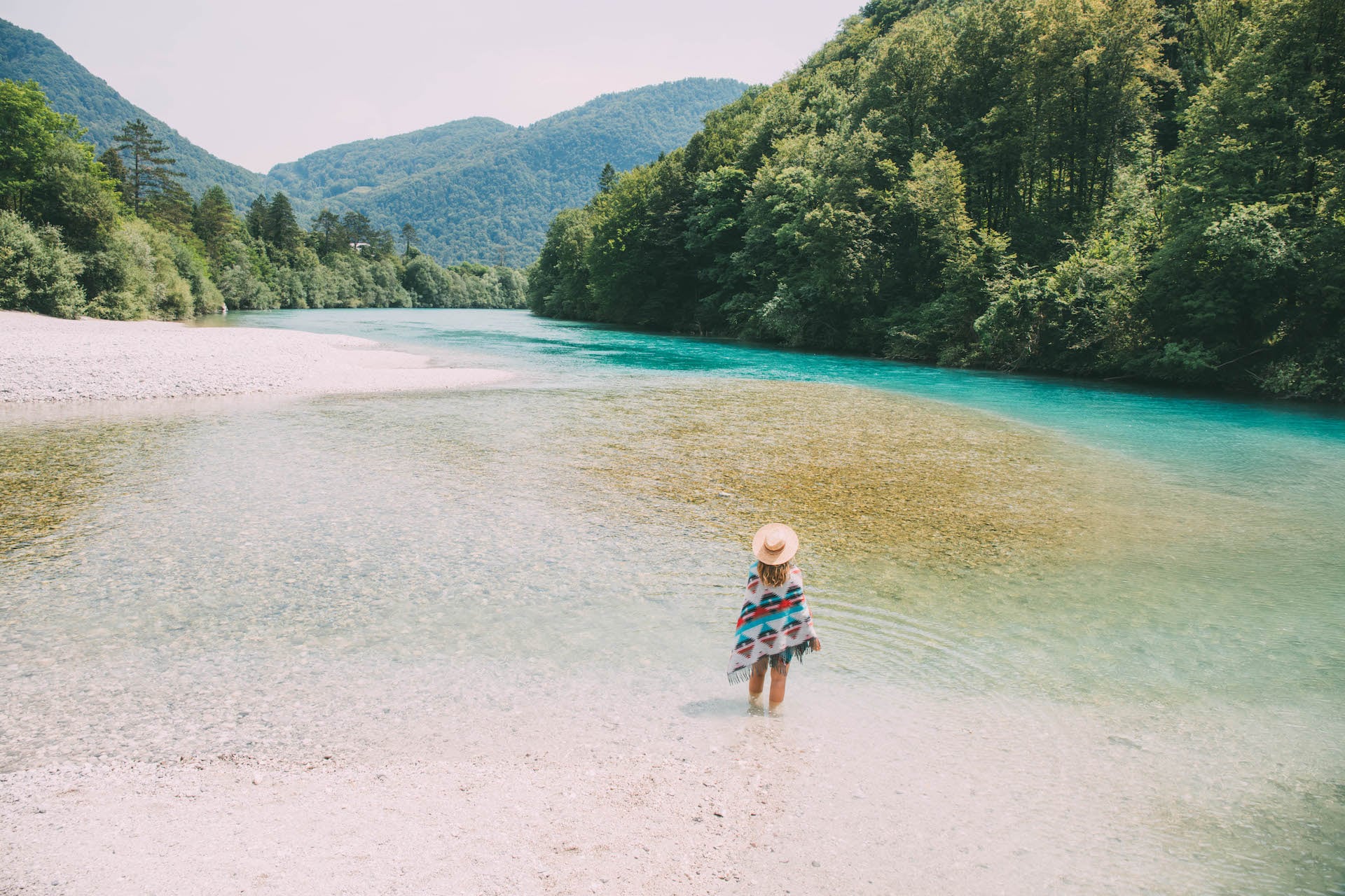 Günstiger Badeurlaub in Slowenien: Frau badet im Soca Tal