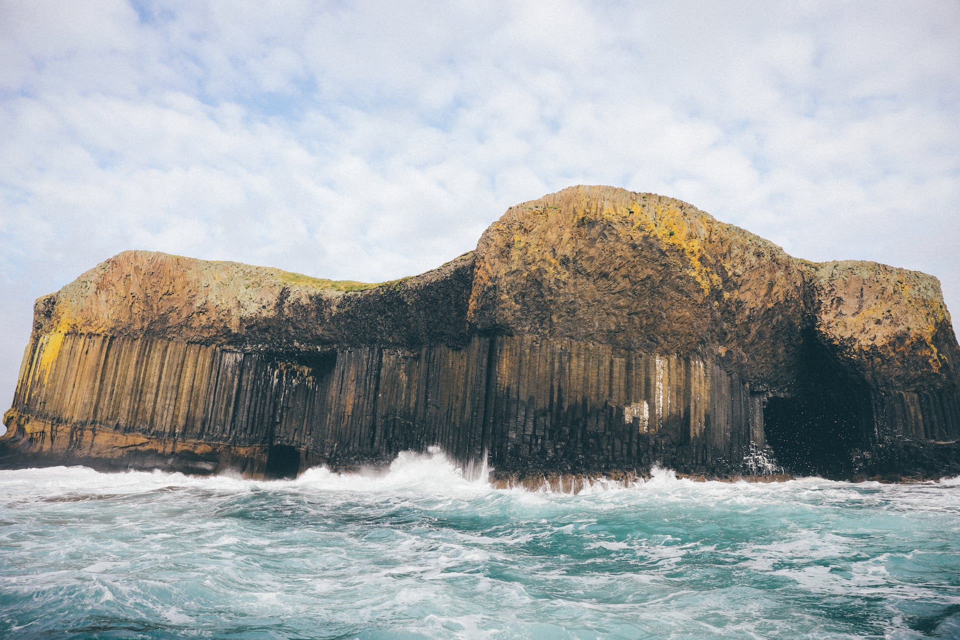 Blick auf das Meer und Felsen in Schottland
