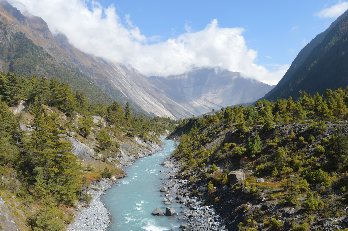 Preiswerte Reiseziele : Blick auf eine Landschaft mit Fluss und Bergen in Nepal