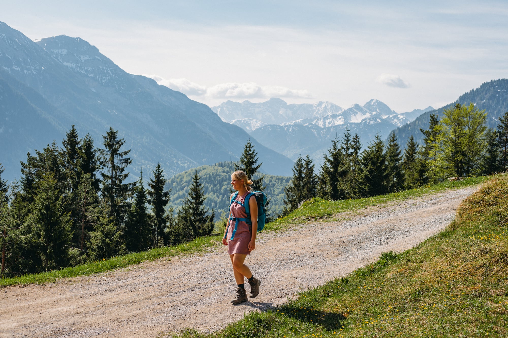 Wanderschuhe Tipps: Frau mit Bergschuh auf Wandertour