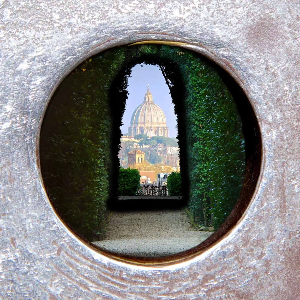 Ausflug bei deiner Reise nach Rom: Blick durch das Schlüsselloch in den Orangengarten