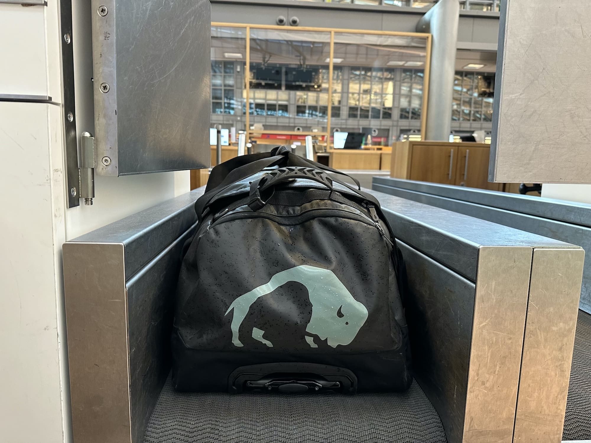Reisetasche auf dem Gepäckband am Flughafen