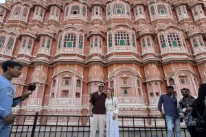 Sandra und Flo in Rajasthan vor dem Palast der Winde