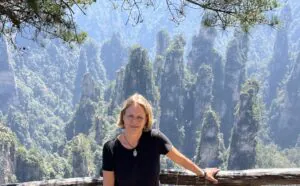 Frau im Zhangjiajie-Park in China mit Avatar Bergen im Hintergrung